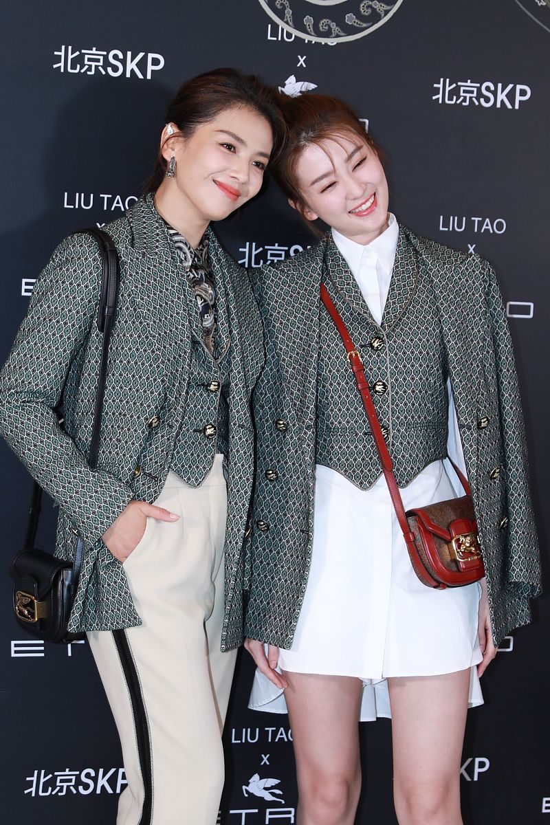 太暖心了乔欣和刘涛同框穿平底鞋特意伸腿歪头与姐姐并齐身高