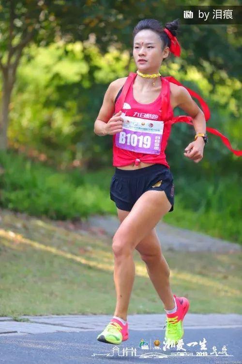 上周的湘湖马拉松和上上周的南通马拉松跑下来,她笑着说,"这个哪吒头
