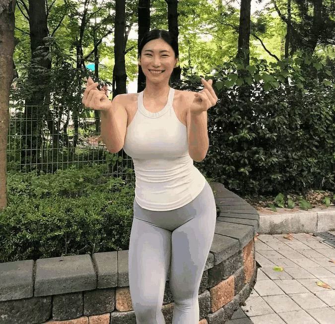 40歲高齡阿姨練出媲美卡戴珊身材,征服小鮮肉男友