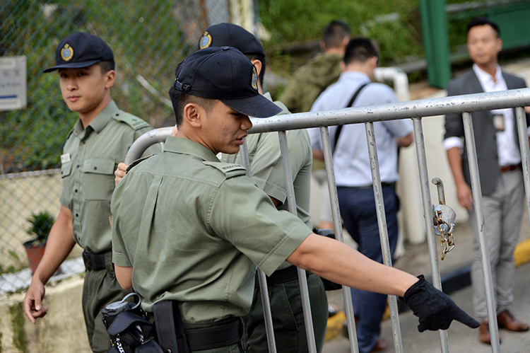 8:44有警员身穿防弹衣,领警犬到惩教所门口戒备