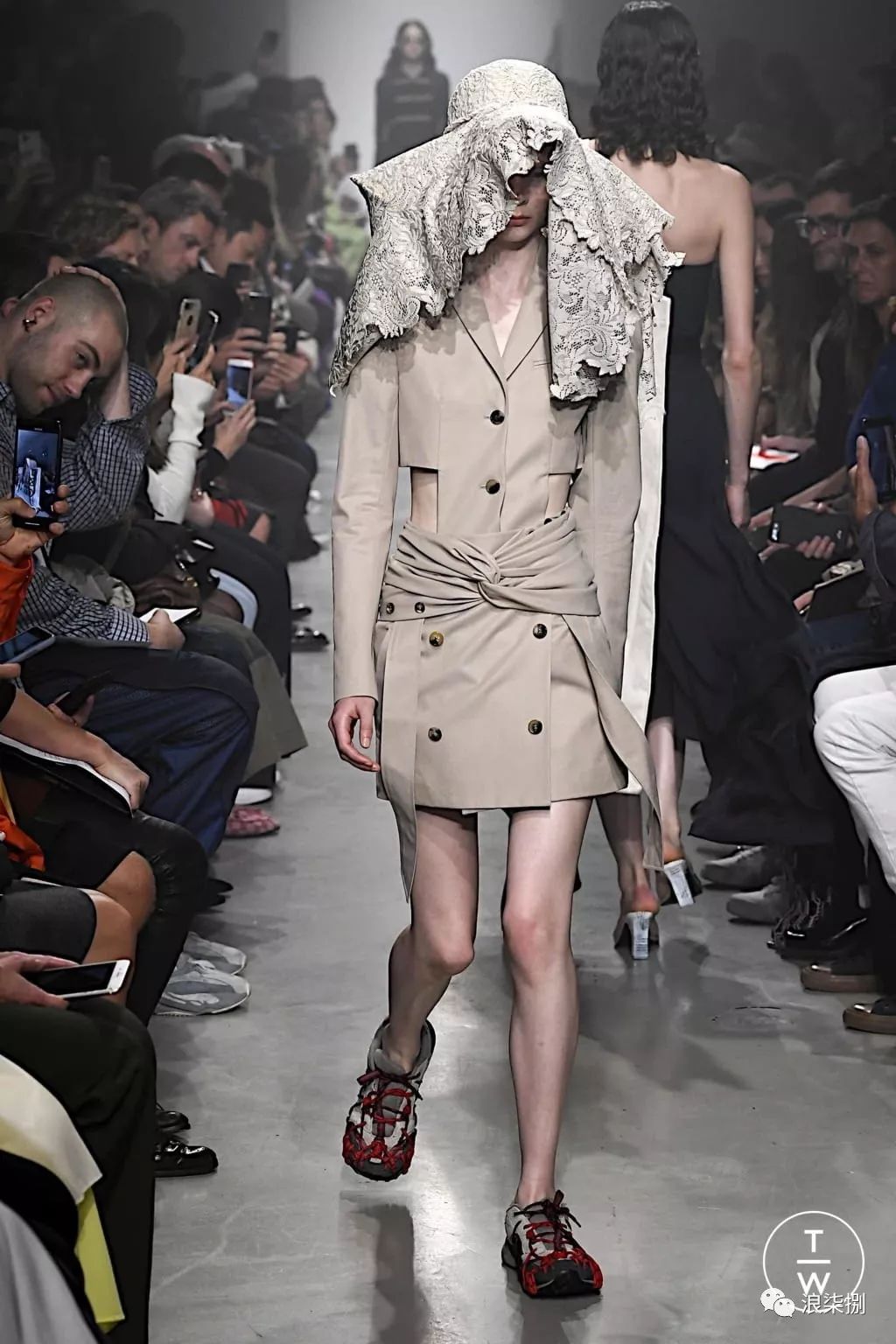 2020ss巴黎时装周 | 用镂空改造服装结构