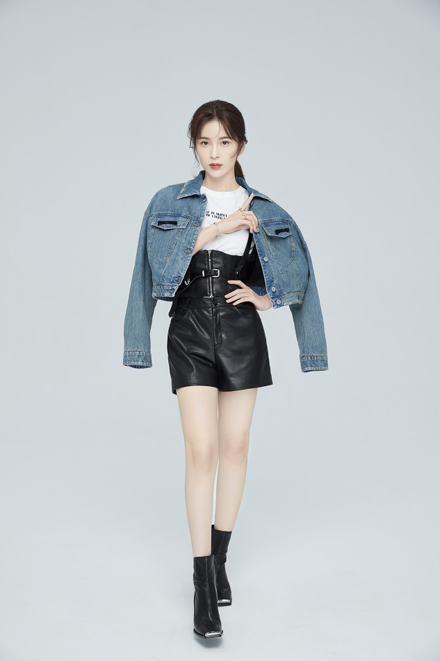 赵樱子休闲写真小秀美腿目光闪烁如有繁星点点