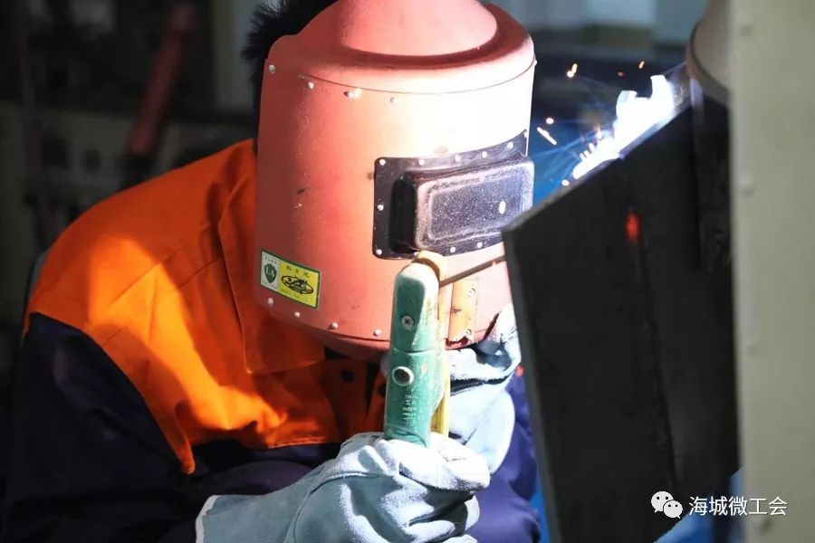 職工技能大賽掠影之焊工實操比賽焊花飛舞閃爍精湛焊接技術