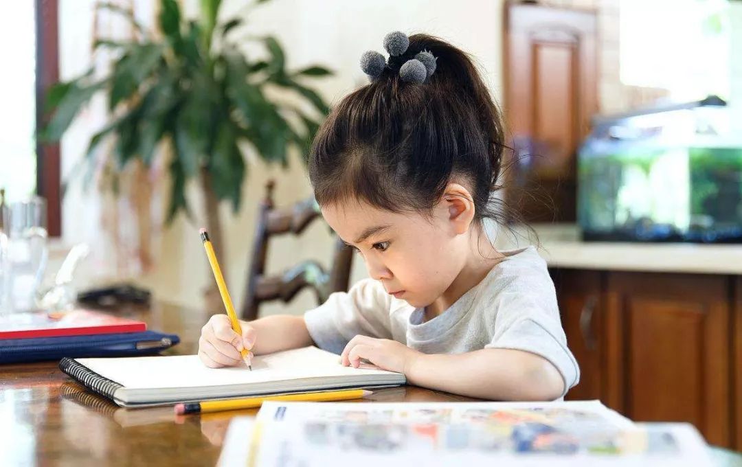 孩子写作业小动作太多学会这三招轻松解决