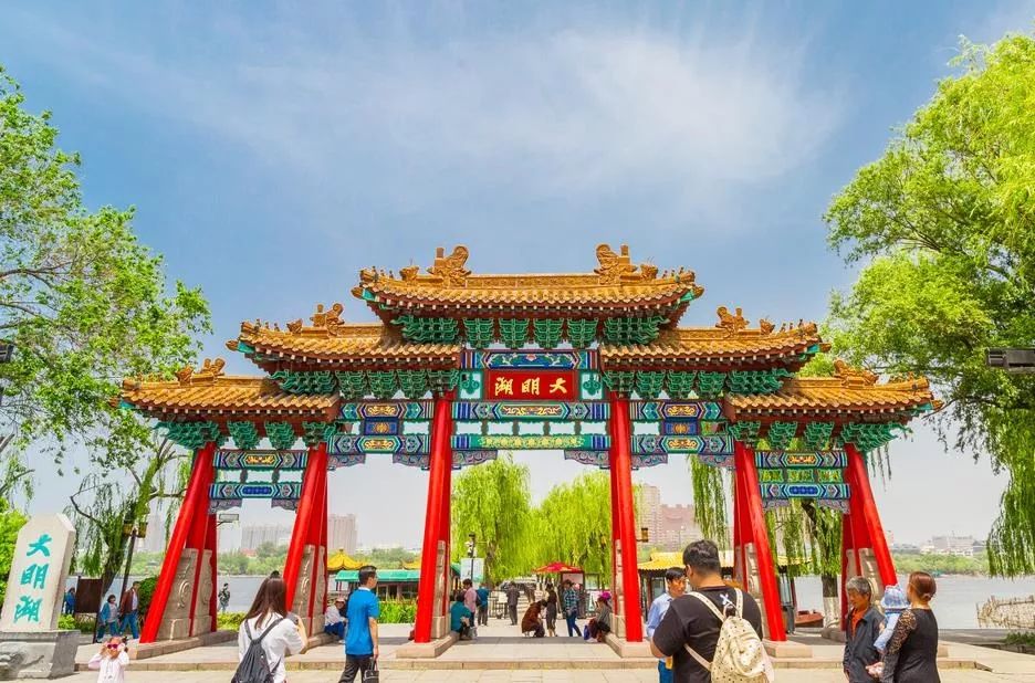 03"四面荷花三面柳,一城山色半城湖",作为济南市三大名胜之首,大明湖