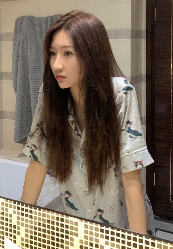 温婉又去停车场拍照了这次更夸张网友想在你锁骨里游泳