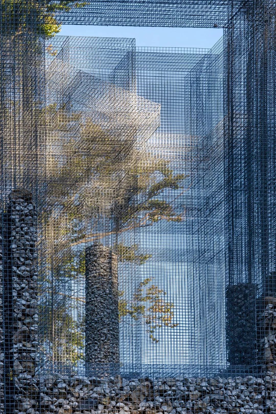 共生edoardotresoldi以他标志性的铁丝网重建了artesella的废墟