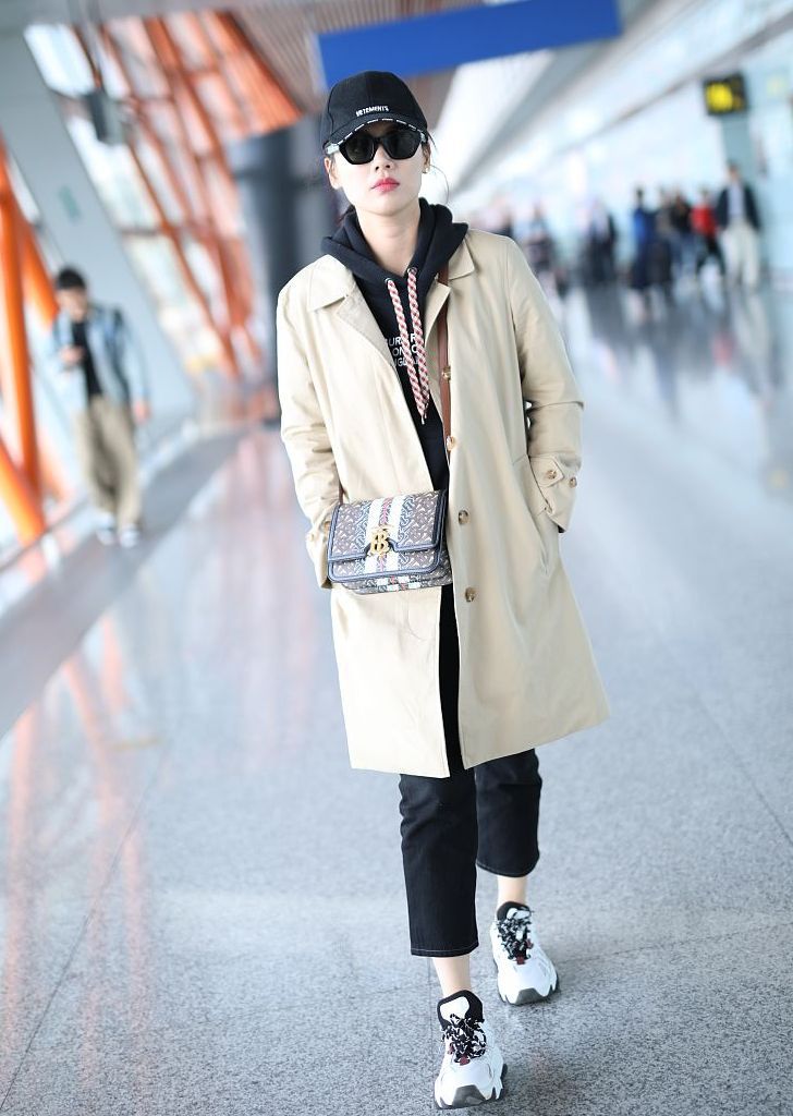 31岁马思纯低调简约,穿黑色卫衣搭卡其色风衣,休闲又英伦范十足