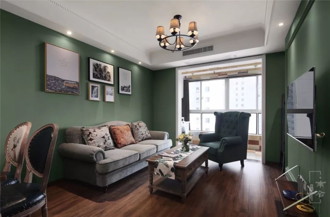 沙发墙是靠放沙发的地方,用墨绿色做背景的话,可以