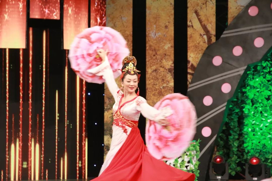 10月24日 空政文工团美女魔术师沈娟做客本期《鱼龙百戏》