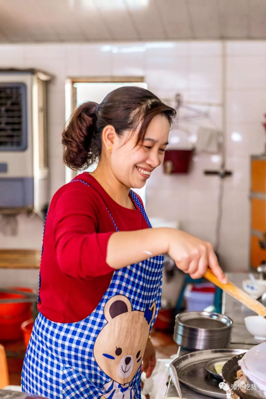 广东大姐今年已经50多岁,从02年摆摊起到现在开了门店,每天清晨4点