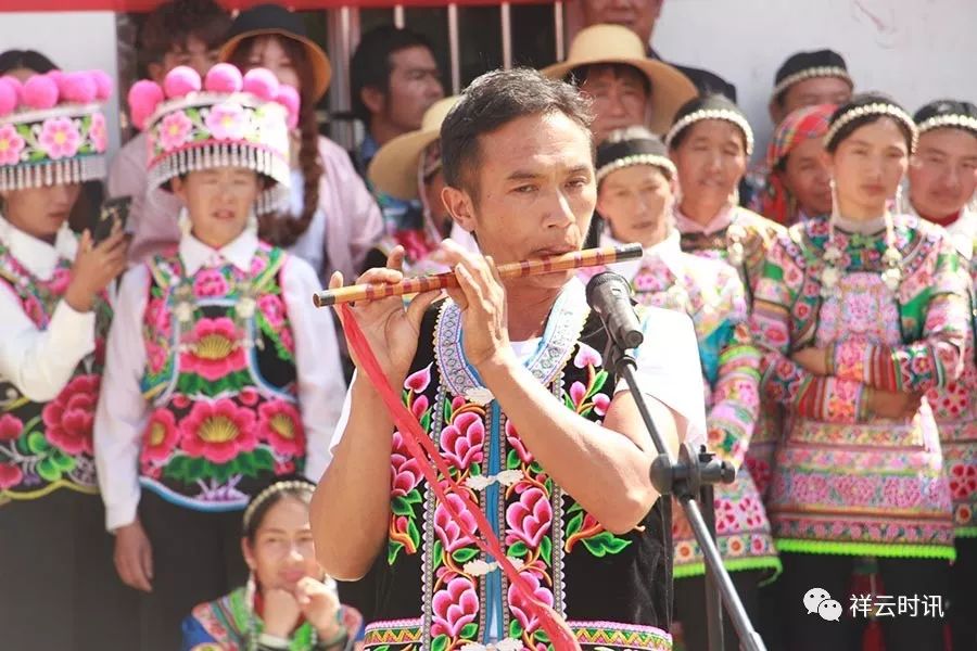 树叶吹奏待过山号结束,是彝族传统文化展演,对唱的情侣,打跳的彝家