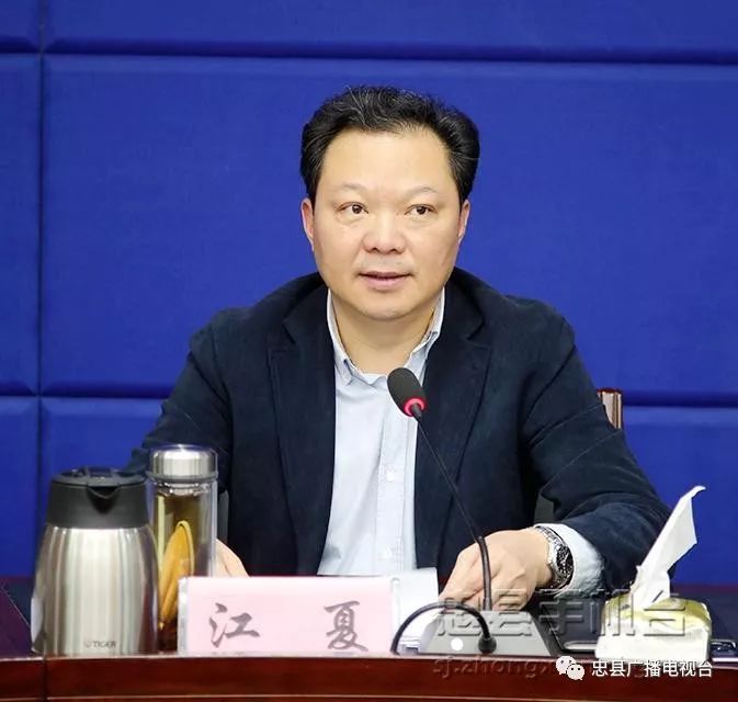 会上,江夏及雷亚平,甘露,苏丹,刘杉树,李彬,包力尔等县政府领导班子中