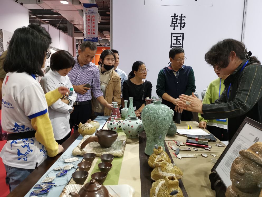 再逛到瓷博会c馆,这里大部分是景德镇陶瓷工作室和个人作坊的展位