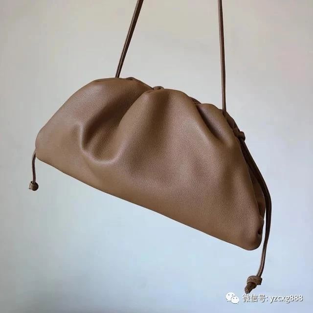 炸街王爆款bv云朵包thepouch20小云朵包小云朵手拿包有长肩带可以单肩