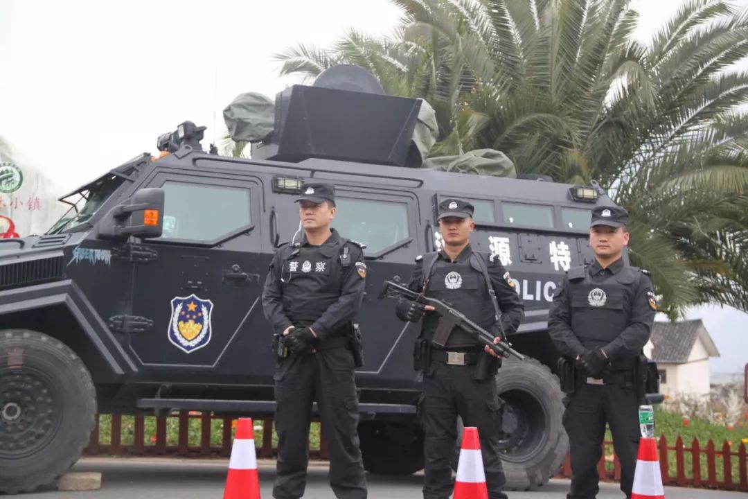 九襄这个抱孩子的警察叔叔真帅!