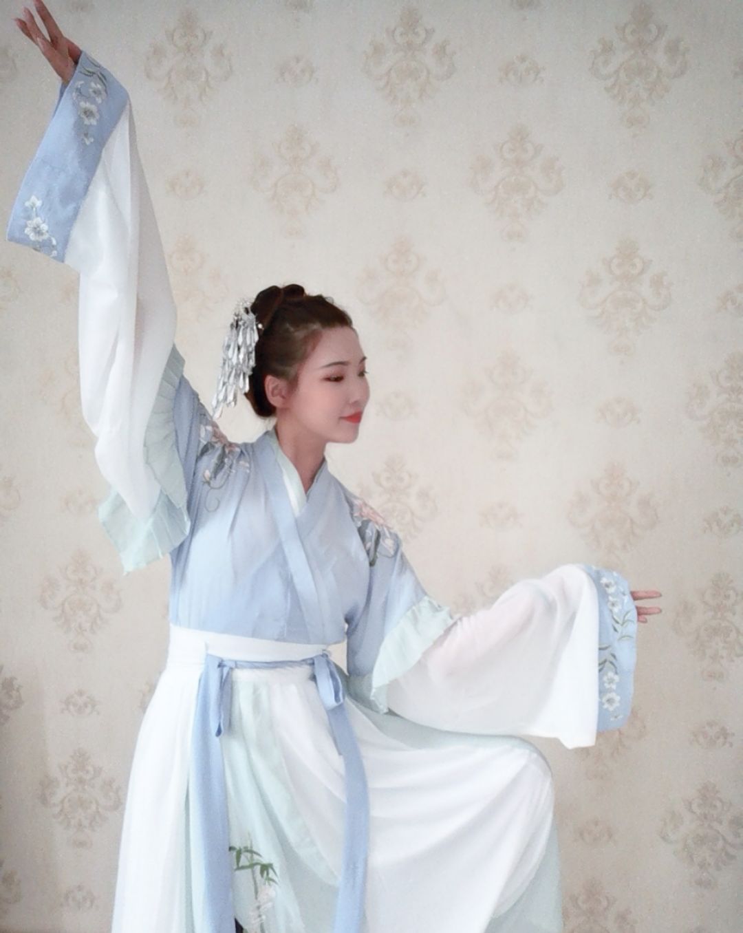 中国的古典舞的特点是身韵结合,形神兼备,更加重视舞蹈的神韵和感情