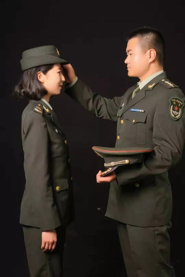 变成了双军人的爱情变成了令人羡慕的情侣两个人就这样从同事,战友她