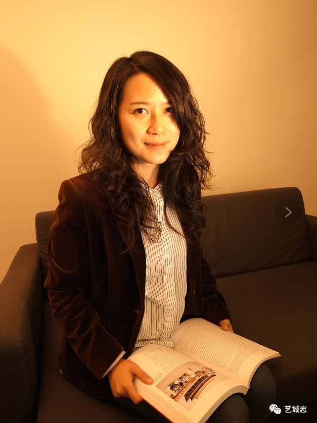 韩笑,出生于中国武汉,现为国际艺术策展人,摄影师和行为艺术家;同时