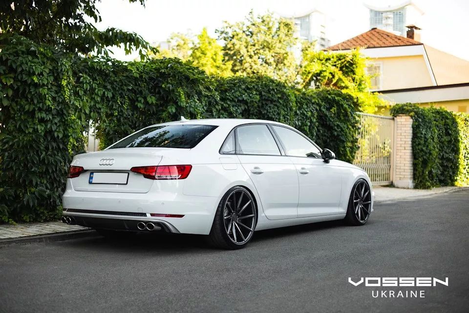 准备 5 套轮毂改装出来的银白色气动奥迪 a4,果然具有大佬的尊贵气质!