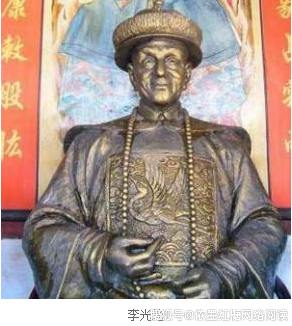 在清朝三藩之乱的时候,耿精忠举兵造反,曾派人招安在家受孝的李光地