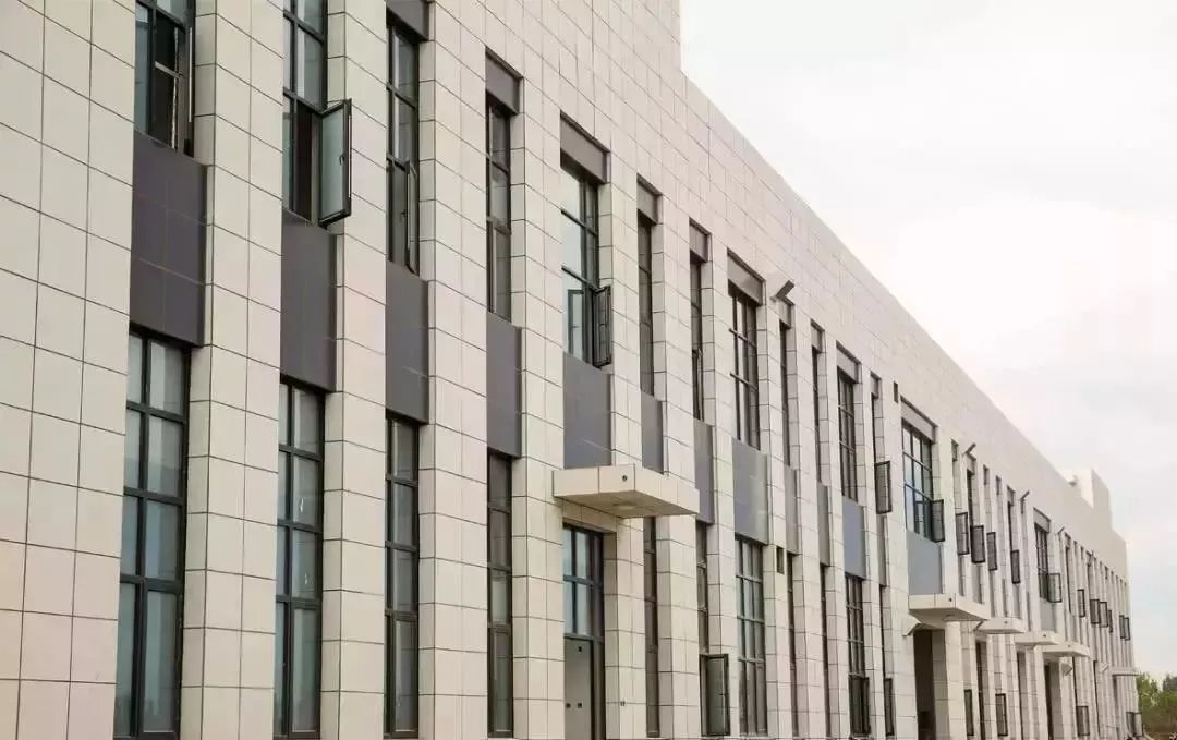 保温装饰一体板建材在北京大兴国际机场成功应用,这技术好!_外墙