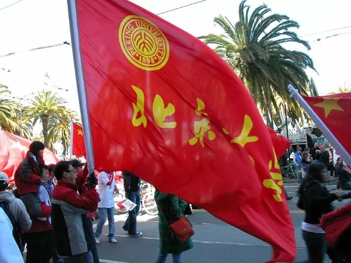 挥舞着校旗的北大学生尤其是在那次保护火炬的事件中,雷老师回忆到:"