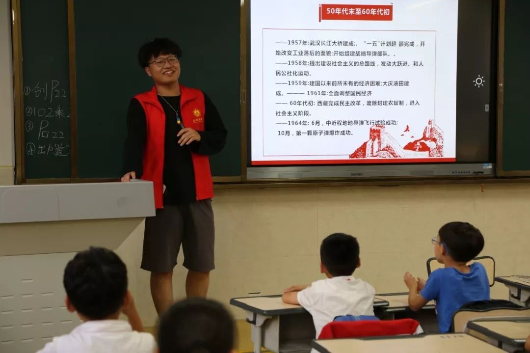 月18日14:00,溫州商學院管理學院青年志願者服務部在溫州大學附屬小學