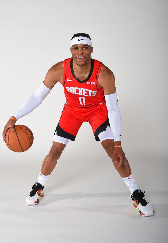 开练威少正式穿上火箭训练服这粗壮大腿太抢眼保罗哈登点赞