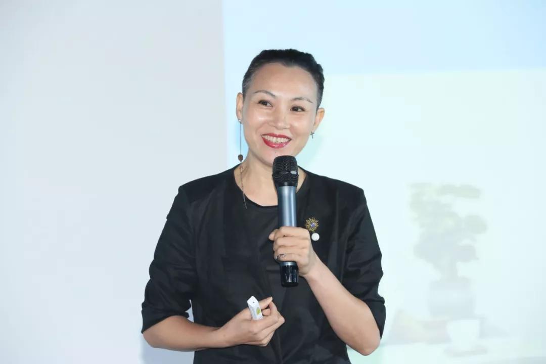 曲径老师担任多家知名服装品牌的陈列顾问曾服务品牌:克劳西,天意女装