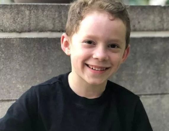 红遍全球的"假笑男孩",好像已经不会笑了._gavin