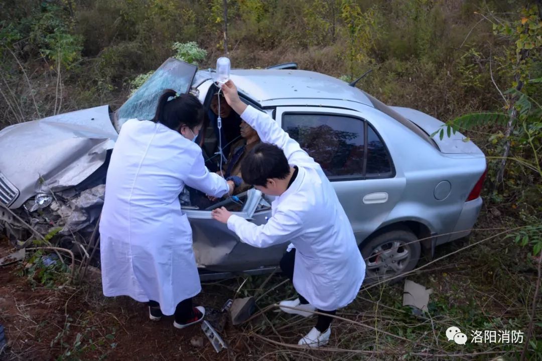河南洛阳:两车相撞人员被困 消防员快速处置_救援