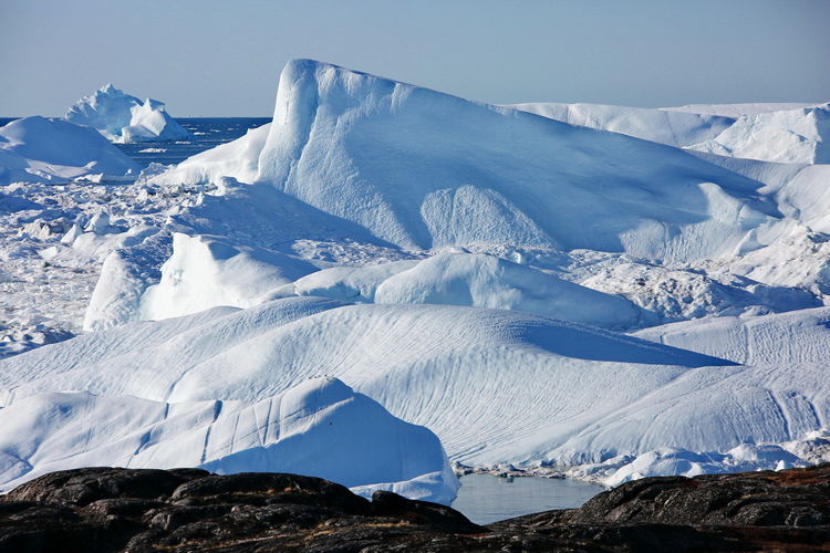 这些冰山属于300万年冰封的格陵兰冰原的一部分,在巨大重力挤压下缓慢