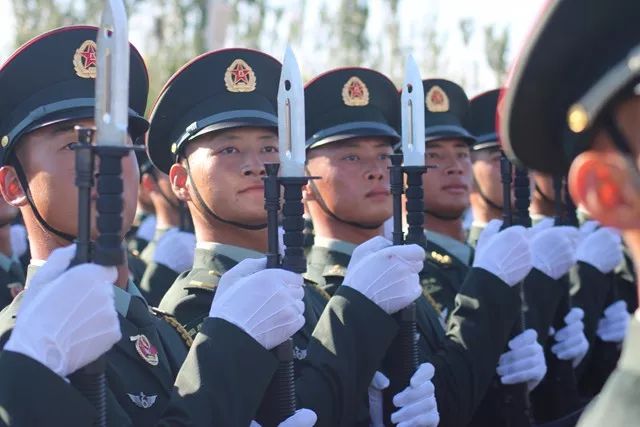 看70周年国庆大阅兵陆军方队有位云阳帅小伙