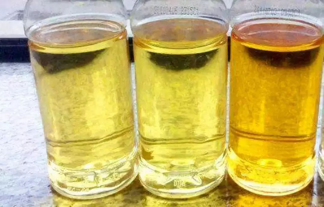 比重不同,原油加工工艺不同,呈现出汽油颜色自然不一样