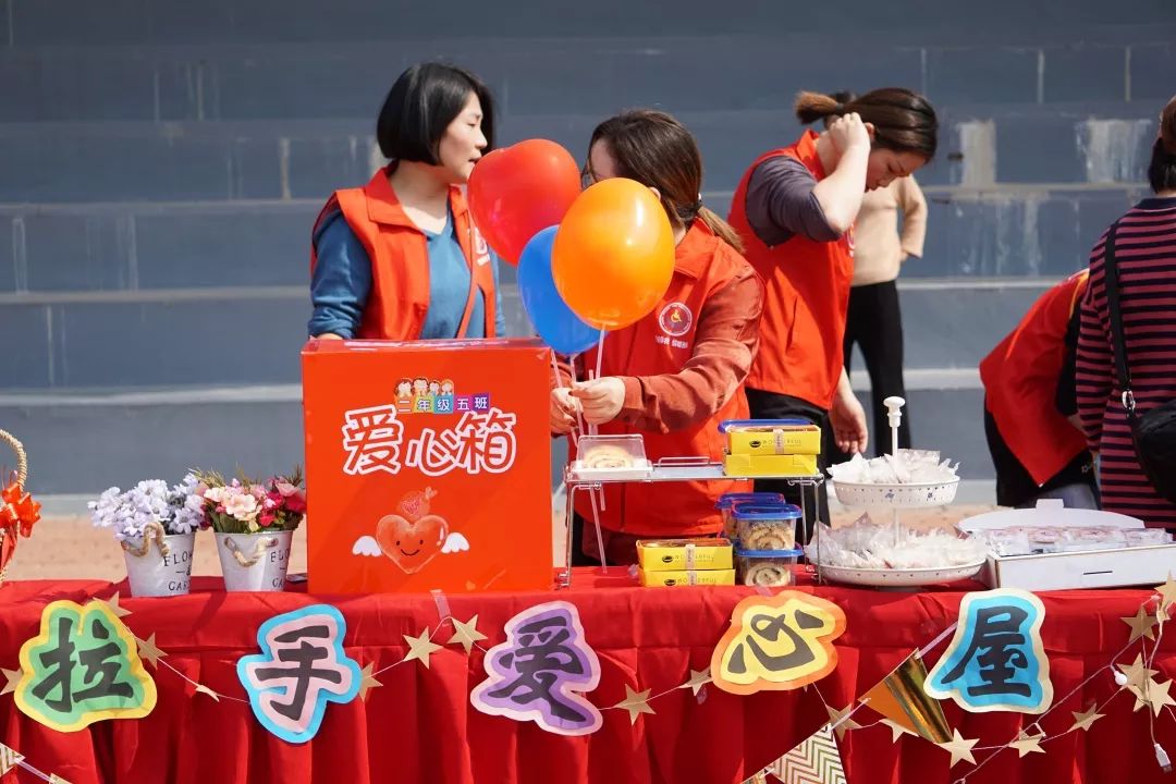 家长化身萌仔丨你被这嗨翻全场的爱心义卖刷屏了吗