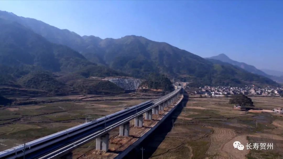 目前,贺州至梧州城际铁路,柳韶铁路贺州段等项目顺利推进,贺州至柳州