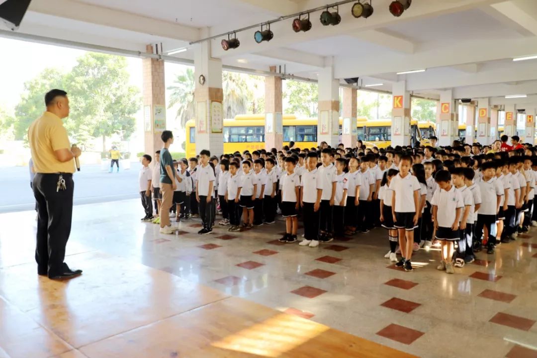 未雨绸缪防患未然博罗实验学校校车应急逃生演练
