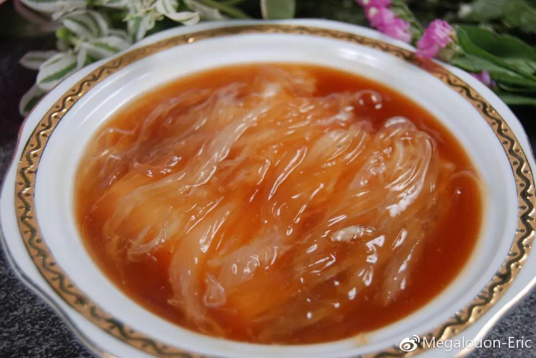 提到鲨鱼的食用,多数人首先想到的就是鱼翅.