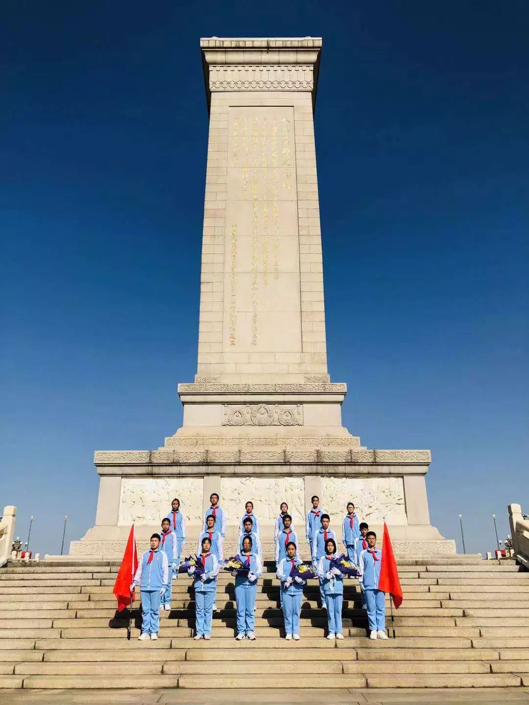 高举少年先锋队队旗,迈着坚定而有力的步伐,走向人民英雄纪念碑