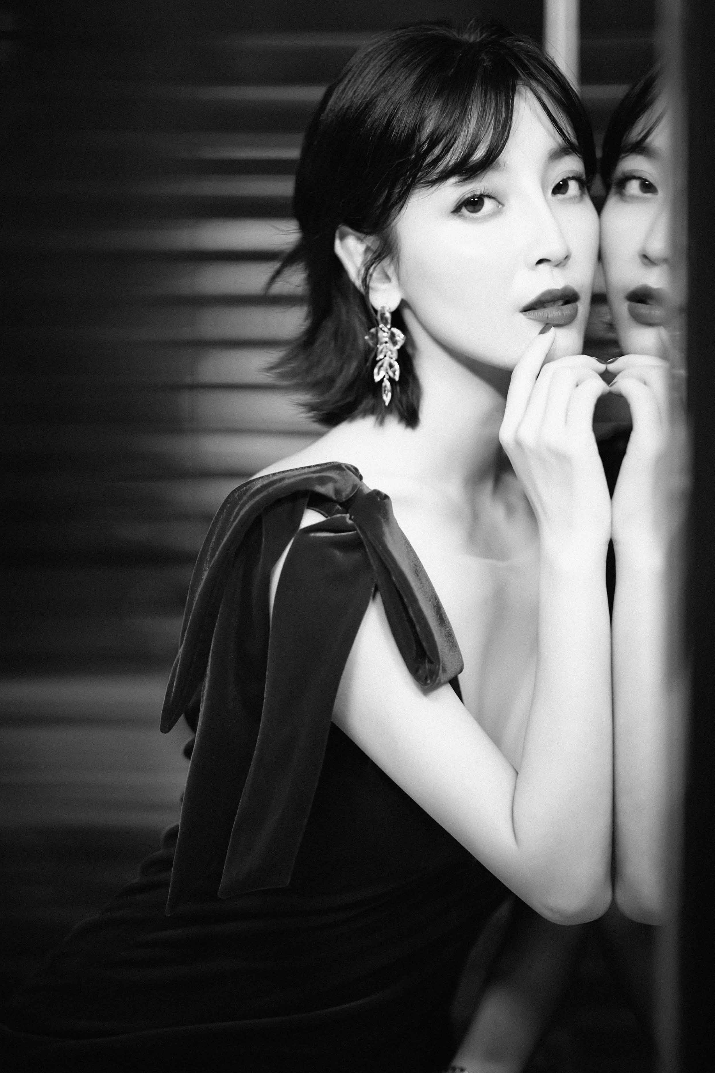 高晓菲黑白复古照尽显性感曼妙身线