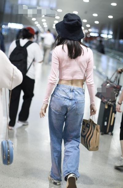 金晨的"蚂蚁腰"绝了,穿阔腿裤腰比腿还细,98斤体重比例真好