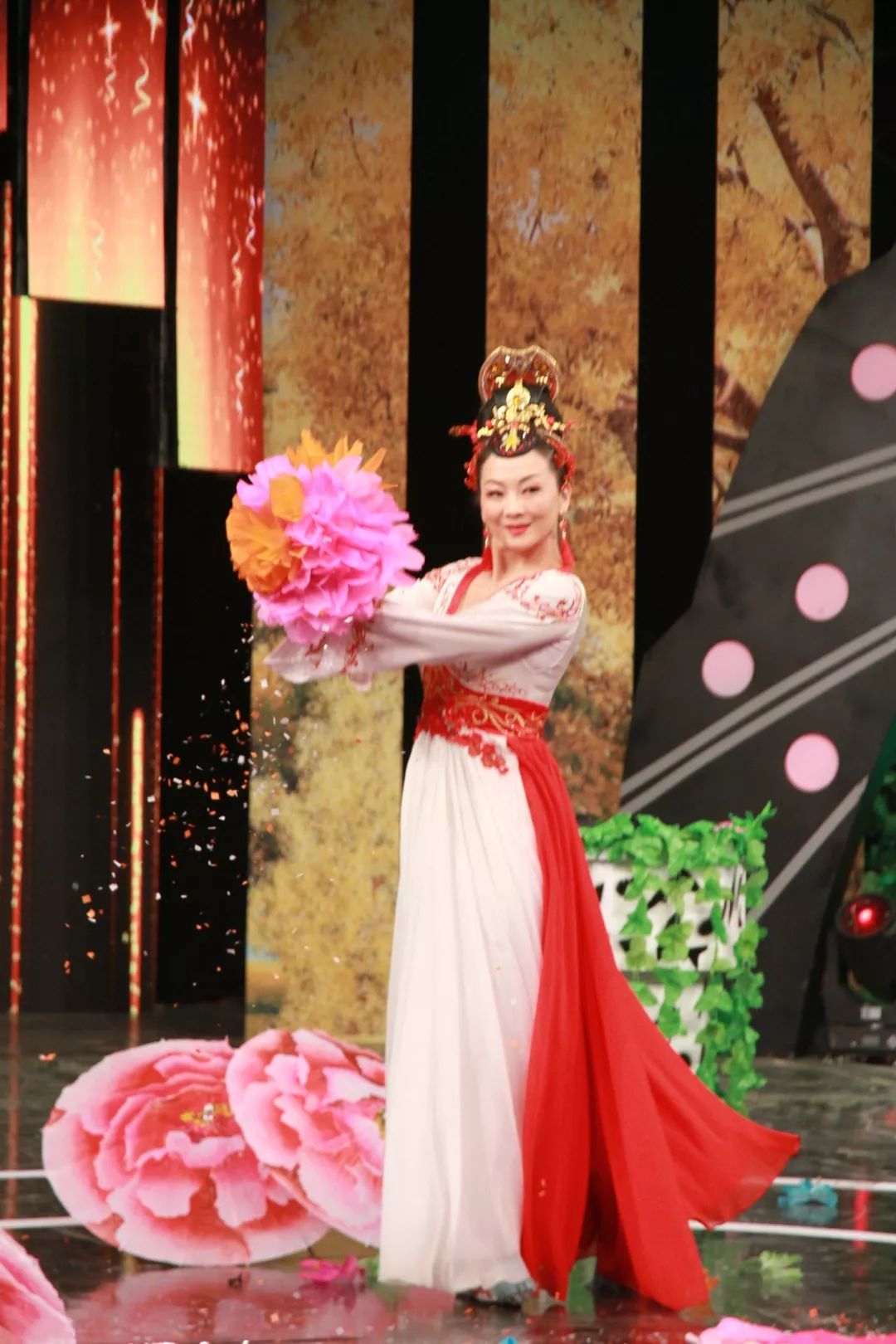 10月24日 空政文工团美女魔术师沈娟做客本期《鱼龙百戏》