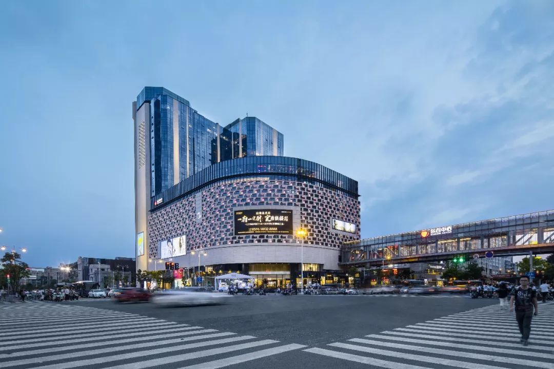 3福州东百元洪中心福州东百元洪购物广场是东百集团在福州的第三家