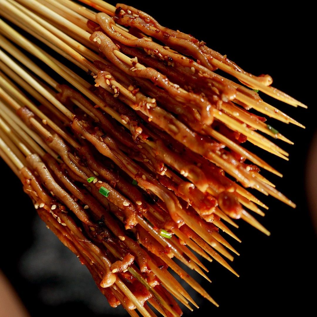 鸭肠吸满了油脂的香气,爽脆鲜香,小仙女一次能吃好几根!