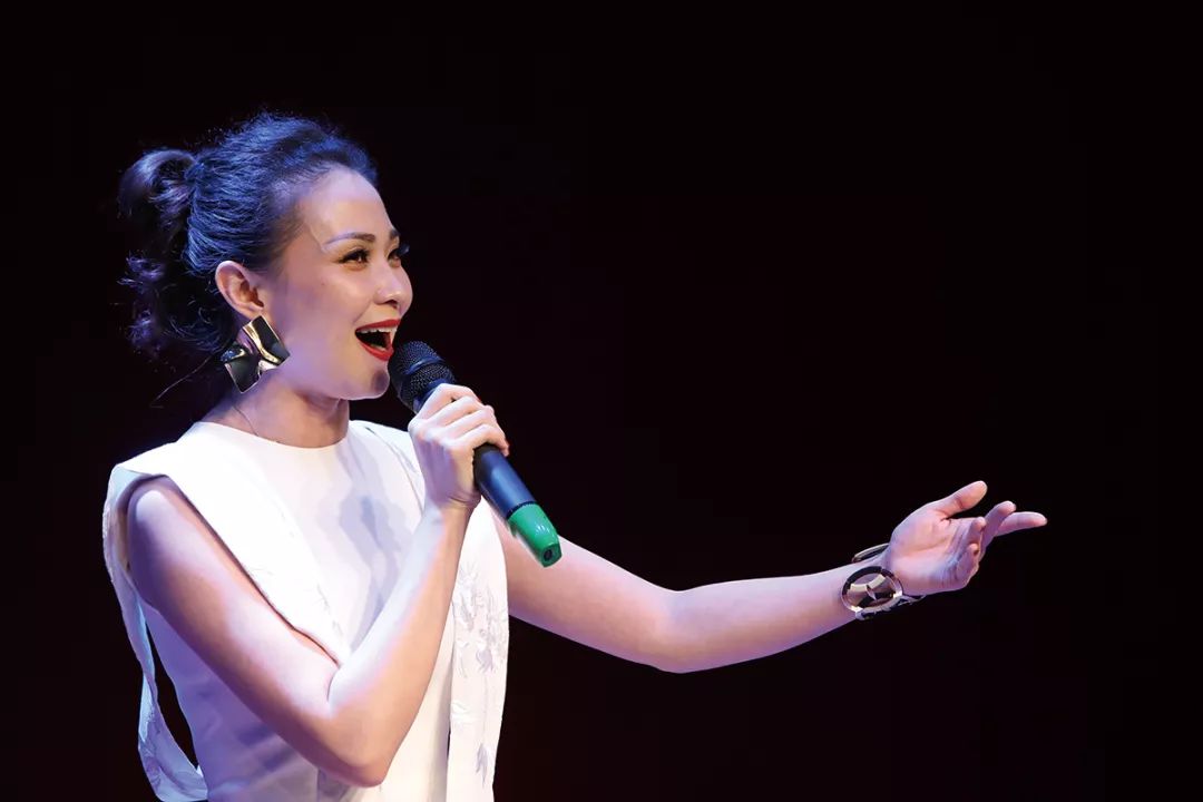 女声独唱 演唱:曾乙《好儿好女好江山》《我爱你塞北的雪》男声独唱