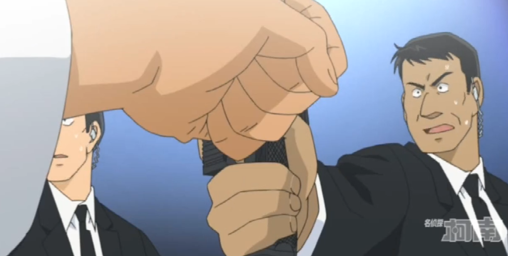 另一名保镖不信邪地再次开枪,子弹依旧被抓,接下来将其团团围住的保镖