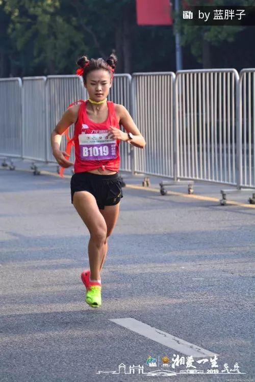 10月13日的南通马拉松,她就"下凡"跑马了.