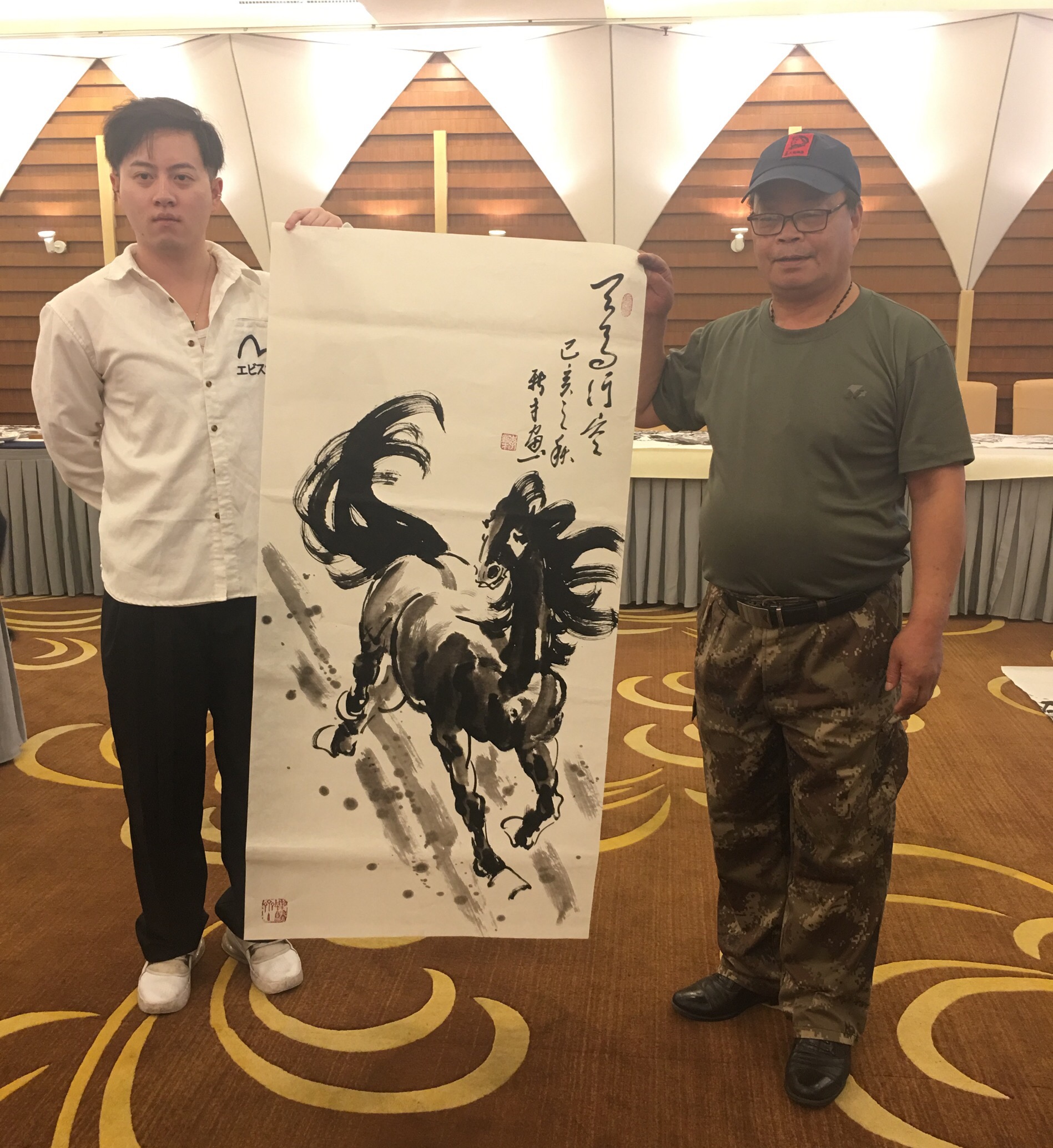 笔会现场肖茂光将军专程过来看望艺术家老师们,并和艺术家交流学习,就