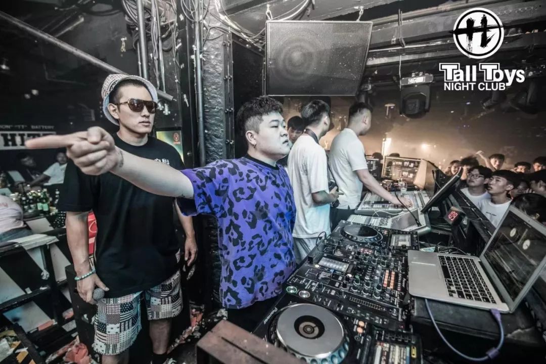 及特邀神秘dj嘉宾tt酒吧驻场dj小岳岳,mc jester在大连最嗨的酒吧超嗨
